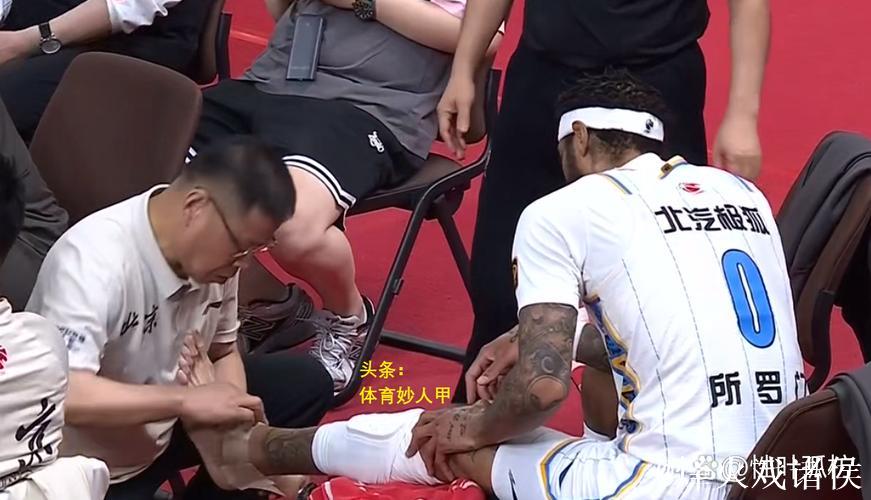 裁判无视哈达威背后推搡，申京补篮遭遇打扰